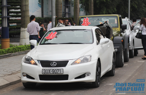 Rolls-Royce Phantom biển độc làm xe hoa trên phố Hà Nội