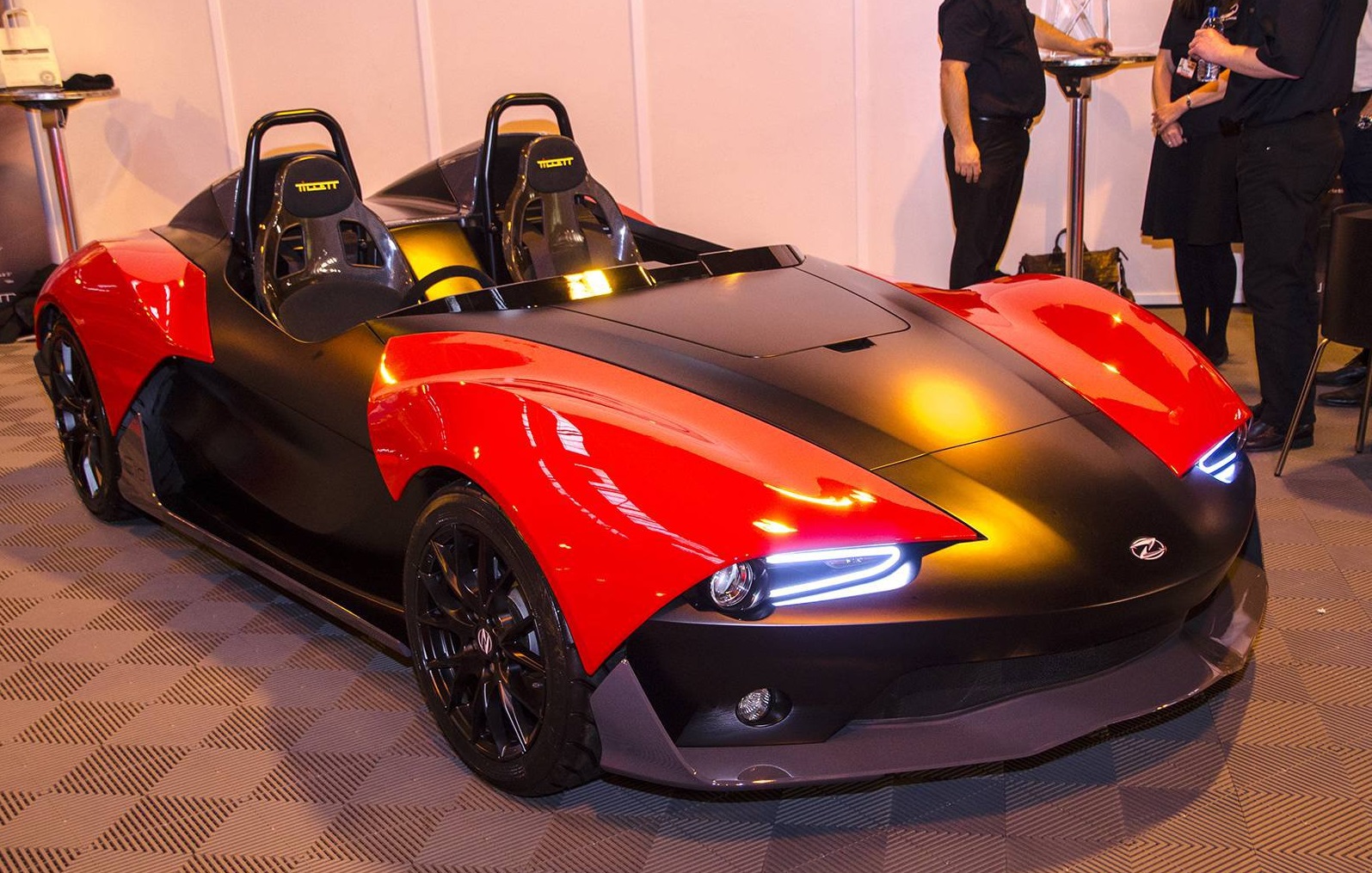 Diện kiến “quỷ nhỏ” Zenos E10