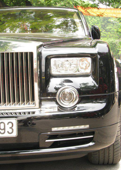 Rolls-Royce Phantom mạ vàng, chạm rồng thời Lý trên phố Hà thành