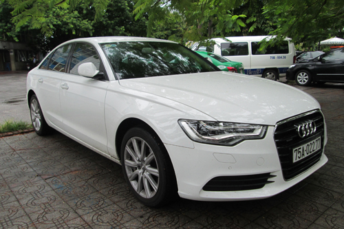 Huế mộng mơ nhưng không thiếu xe sang, biển đẹp