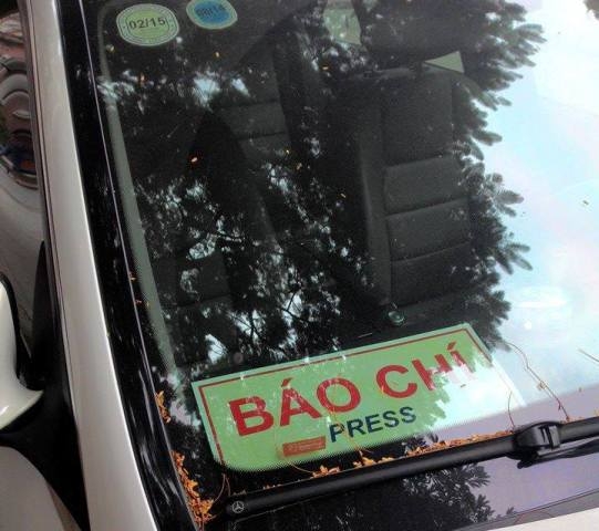 “Trưng biển” trên xe ô tô có “dọa” được CSGT?