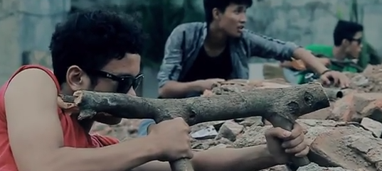 Clip ý nghĩa: Trở về tuổi thơ với trò chơi bắn trận giả 