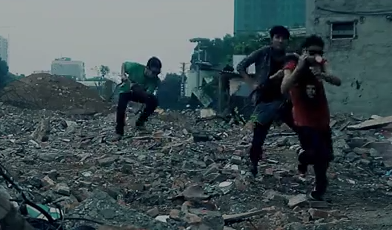 Clip ý nghĩa: Trở về tuổi thơ với trò chơi bắn trận giả 