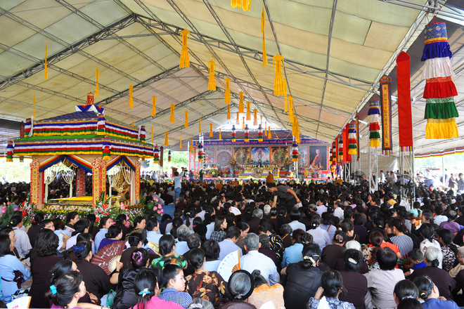 Hàng nghìn người chứng kiến đúc tượng Bồ Tát nghìn tay nghìn mắt