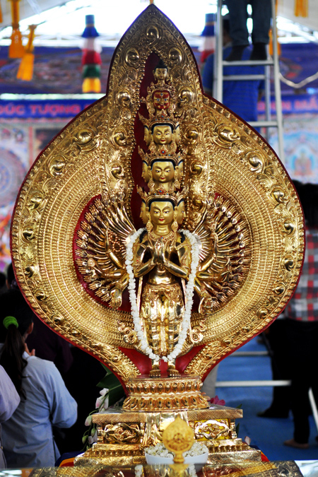 Hàng nghìn người chứng kiến đúc tượng Bồ Tát nghìn tay nghìn mắt