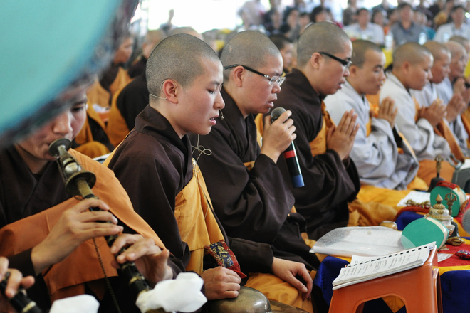 Hàng nghìn người chứng kiến đúc tượng Bồ Tát nghìn tay nghìn mắt