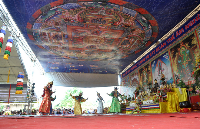 Hàng nghìn người chứng kiến đúc tượng Bồ Tát nghìn tay nghìn mắt