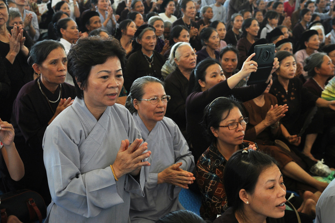 Hàng nghìn người chứng kiến đúc tượng Bồ Tát nghìn tay nghìn mắt