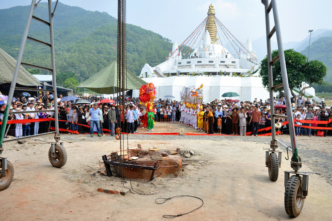 Hàng nghìn người chứng kiến đúc tượng Bồ Tát nghìn tay nghìn mắt