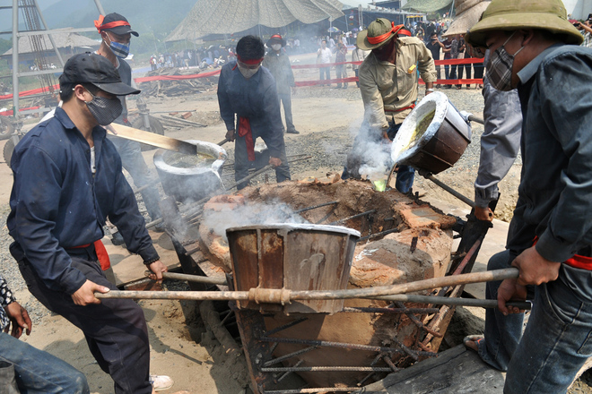 Hàng nghìn người chứng kiến đúc tượng Bồ Tát nghìn tay nghìn mắt