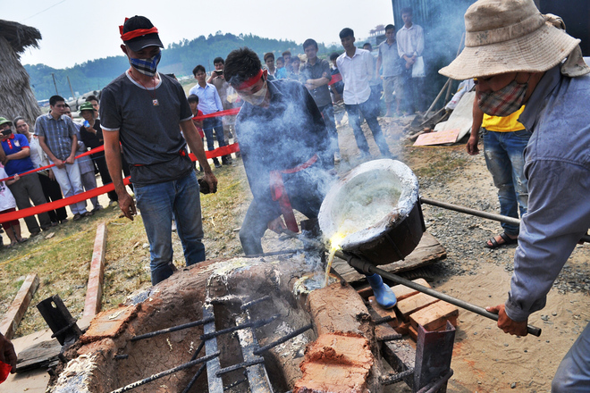 Hàng nghìn người chứng kiến đúc tượng Bồ Tát nghìn tay nghìn mắt