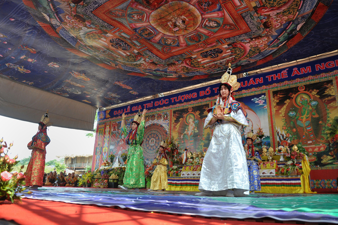 Hàng nghìn người chứng kiến đúc tượng Bồ Tát nghìn tay nghìn mắt