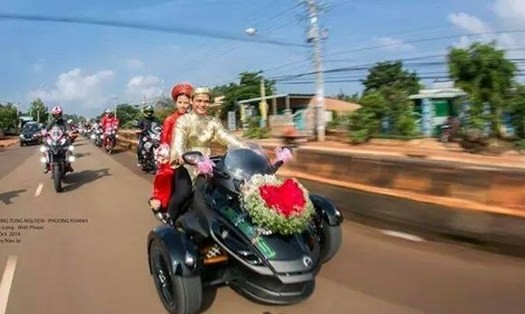 Lác mắt với ảnh rước dâu bằng siêu mô tô