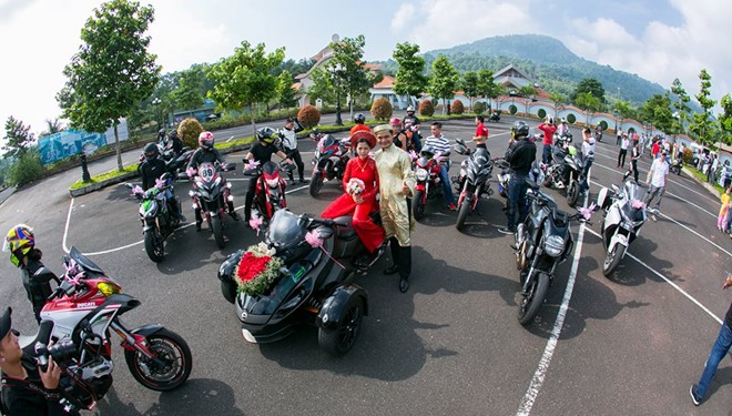 Lác mắt với ảnh rước dâu bằng siêu mô tô