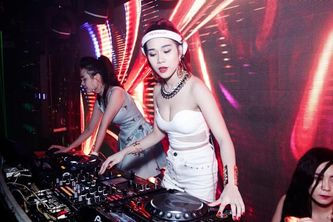 Nữ DJ 9X xứ Huế khoe đường cong bốc lửa
