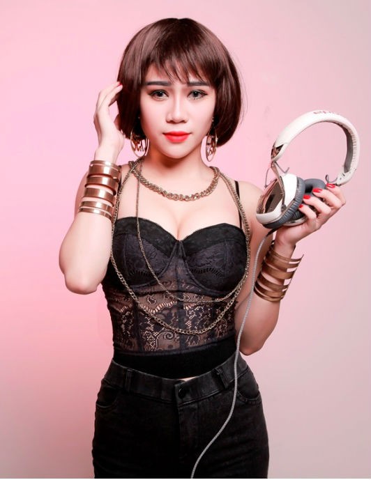 Nữ DJ 9X xứ Huế khoe đường cong bốc lửa