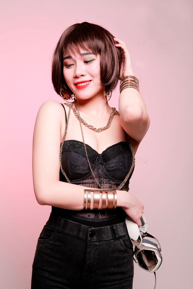 Nữ DJ 9X xứ Huế khoe đường cong bốc lửa