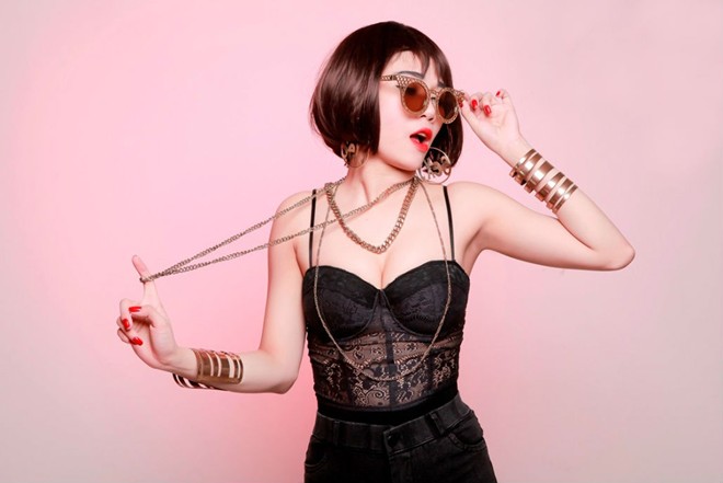 Nữ DJ 9X xứ Huế khoe đường cong bốc lửa