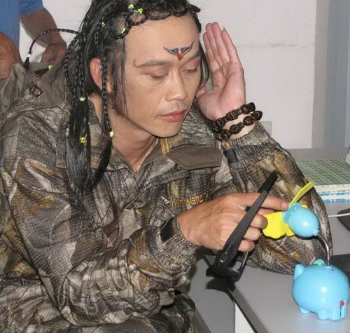 Những kiểu tóc khó nhịn cười của Hoài Linh