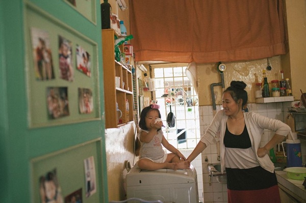 Xúc động với bộ ảnh mẹ đơn thân và con gái