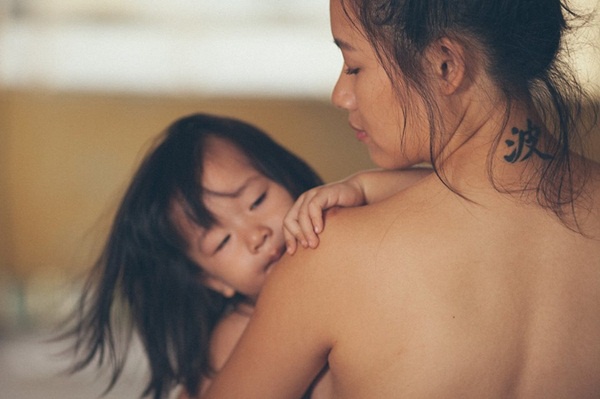 Xúc động với bộ ảnh mẹ đơn thân và con gái