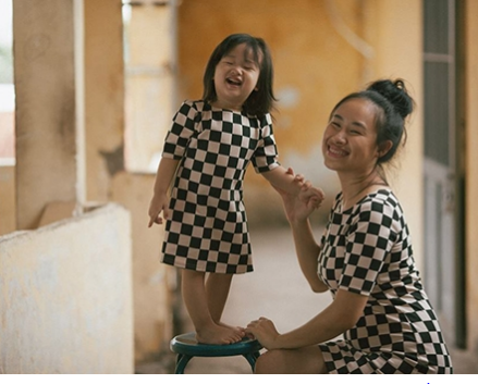 Xúc động với bộ ảnh mẹ đơn thân và con gái