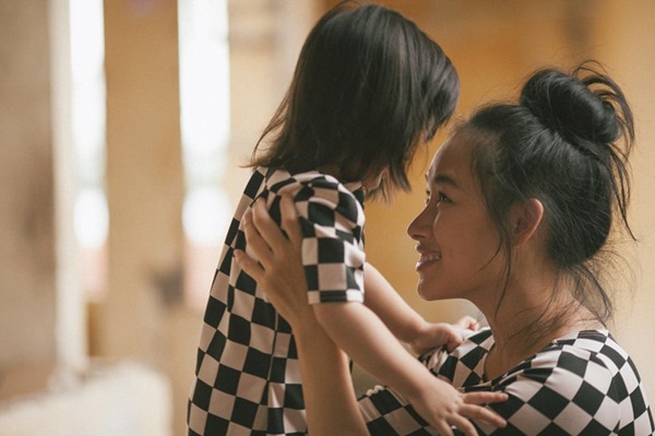 Xúc động với bộ ảnh mẹ đơn thân và con gái