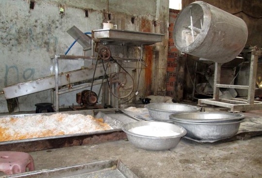 TPHCM: Kinh hoàng chà bông bẩn được sản xuất từ thịt gà thối