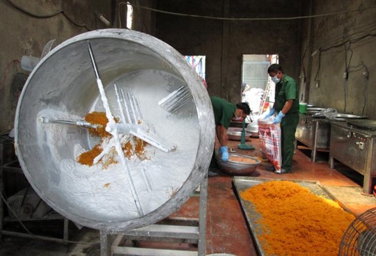 TPHCM: Kinh hoàng chà bông bẩn được sản xuất từ thịt gà thối