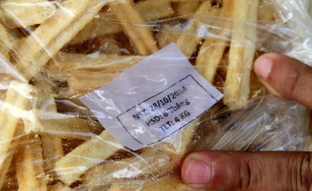 Phát hiện 1,2 tấn bim bim có ngày sản xuất tận cuối tháng 10 Phát hiện 1,2 tấn bim bim có ngày sản xuất tận cuối tháng 10