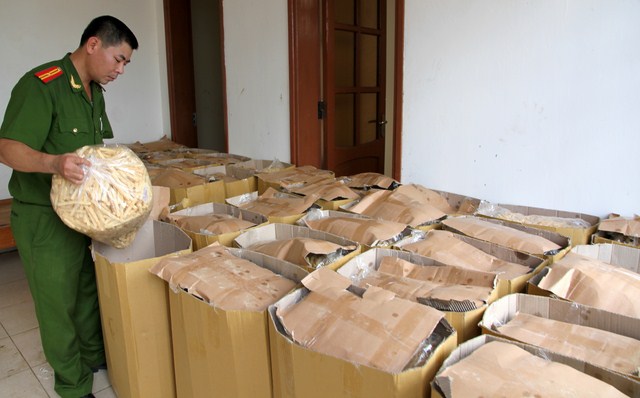 Phát hiện 1,2 tấn bim bim có ngày sản xuất tận cuối tháng 10 Phát hiện 1,2 tấn bim bim có ngày sản xuất tận cuối tháng 10