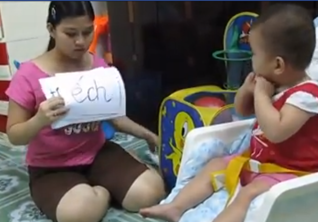 Em bé chưa đi học nhưng đọc chữ vanh vách được gọi là “thần đồng