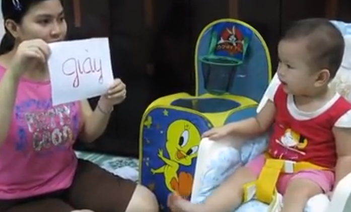 Em bé chưa đi học nhưng đọc chữ vanh vách được gọi là “thần đồng