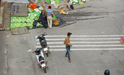 Xe tải chở nước ngọt lật nhào, nhiều người xông vào “hôi của”