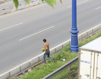 Xe tải chở nước ngọt lật nhào, nhiều người xông vào “hôi của”