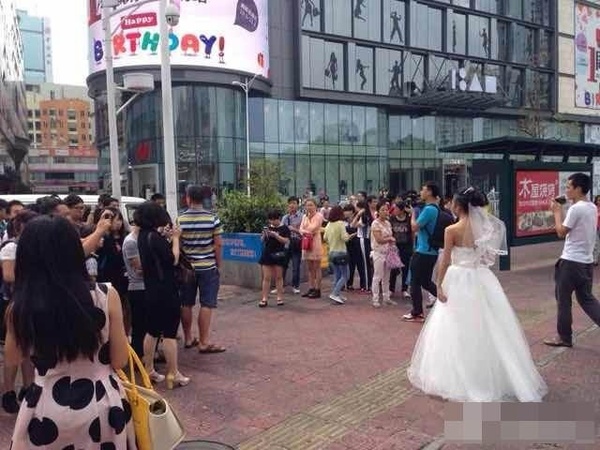 Chú rể chạy “mất dép” vì cô dâu hóa thành bà cụ 70 tuổi