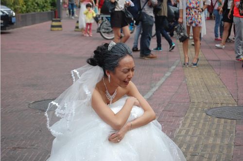 Chú rể chạy “mất dép” vì cô dâu hóa thành bà cụ 70 tuổi