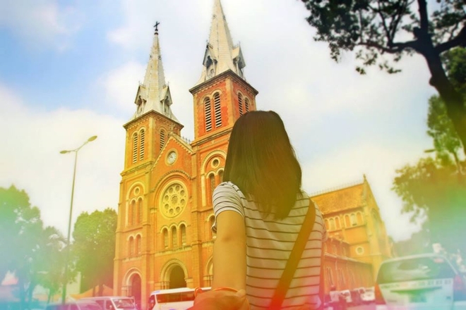 Anh nắm tay em đi khắp Sài Gòn của cặp đôi 9X 