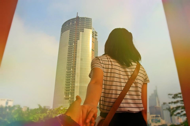 Anh nắm tay em đi khắp Sài Gòn của cặp đôi 9X 