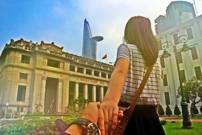 Anh nắm tay em đi khắp Sài Gòn của cặp đôi 9X 