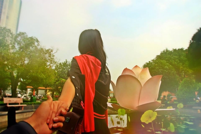 Anh nắm tay em đi khắp Sài Gòn của cặp đôi 9X 