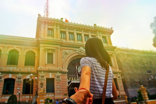 Anh nắm tay em đi khắp Sài Gòn của cặp đôi 9X 