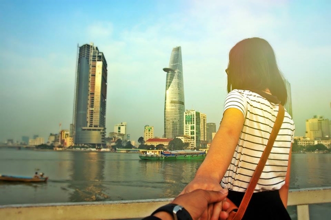 Anh nắm tay em đi khắp Sài Gòn của cặp đôi 9X 