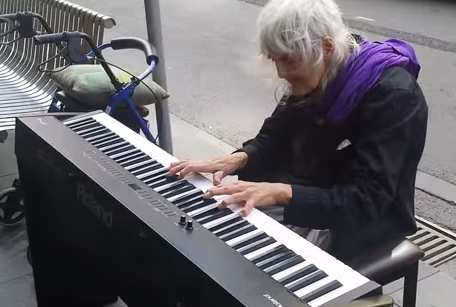 Cụ già 79 tuổi chơi piano trên đường hút hơn triệu lượt xem