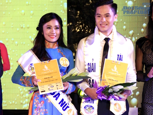 Nữ sinh mặt mộc 9X duyên dáng với tiết mục múa “Sóng lụa Ven Đô”