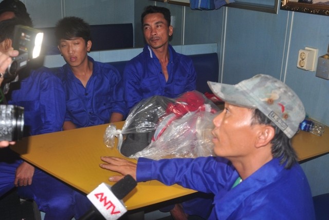 13 ngư dân Việt chới với giữa biển sau cú đâm mạnh của 