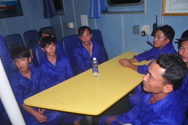 13 ngư dân Việt chới với giữa biển sau cú đâm mạnh của 