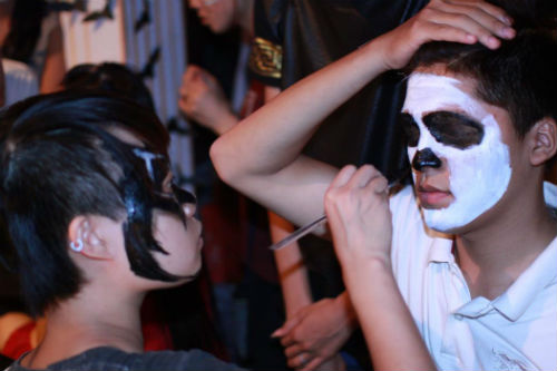 Hàng ngàn “con ma” nhún nhảy theo điệu nhạc