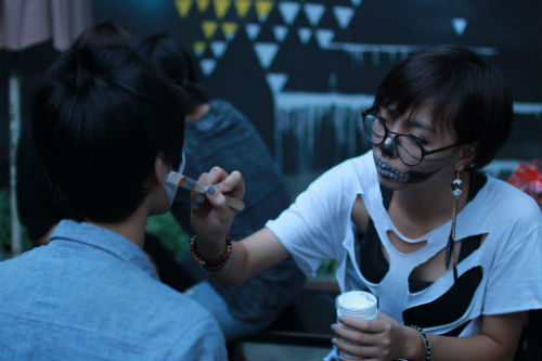 Hàng ngàn “con ma” nhún nhảy theo điệu nhạc