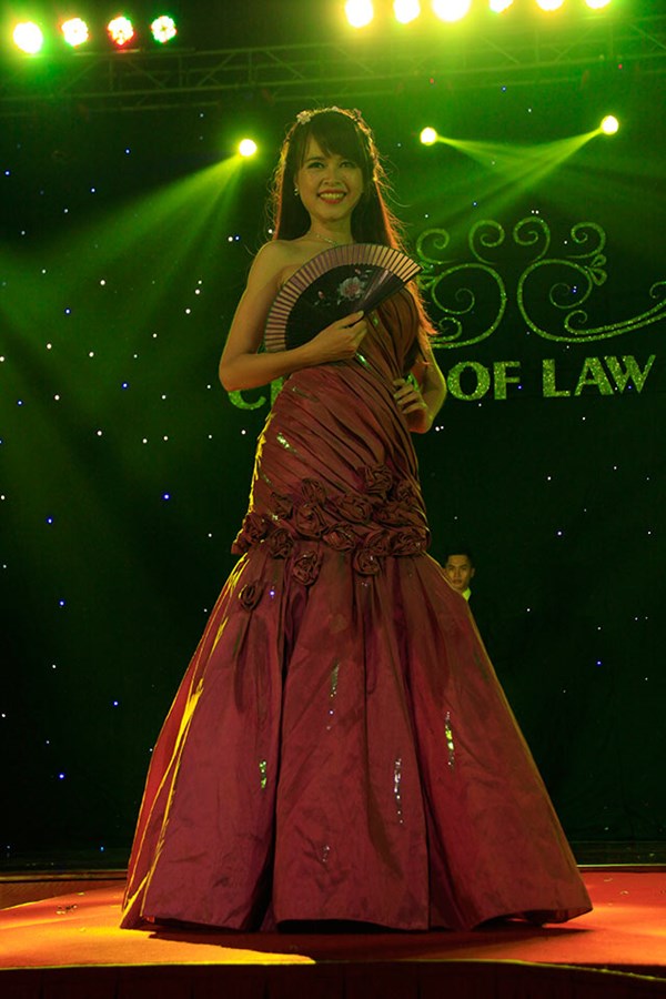 Nữ sinh miền núi giành vương miện hoa khôi Charm of Law 2014